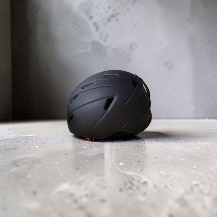 Cască de schi – Neagră mată, cu sistem de ventilație