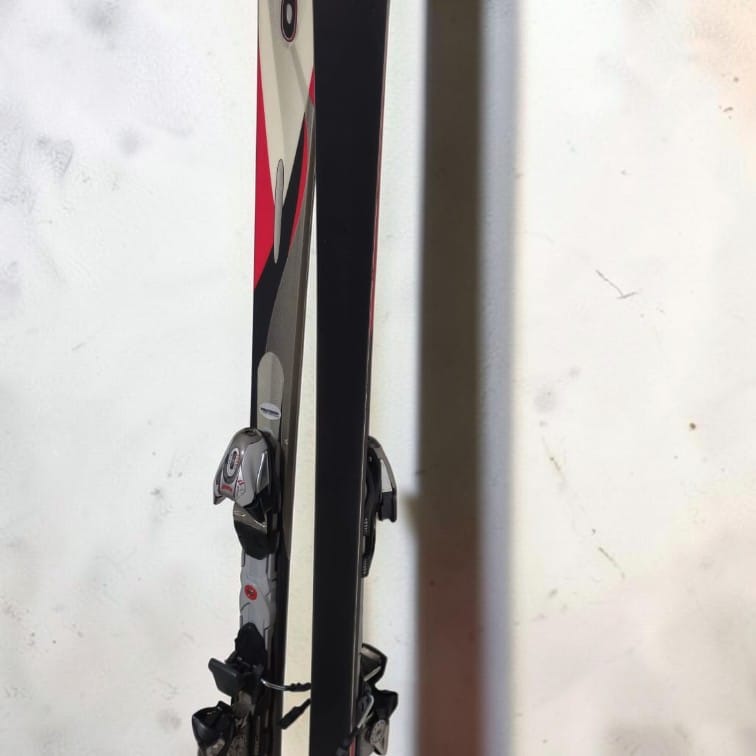 Schiuri Madshus cu legături – Design sportiv bej, roșu și negru